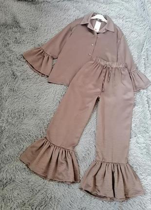 Стильный костюм с воланами рюшами мокрый шелк вискоза цвета какао зеленый изумруд бордовый и молочный размер единственный универсальный подойдет от s до