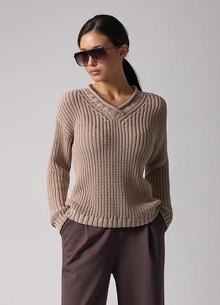Бежевий светр з преміальної бавовняної пряжі з v-образним вирізом