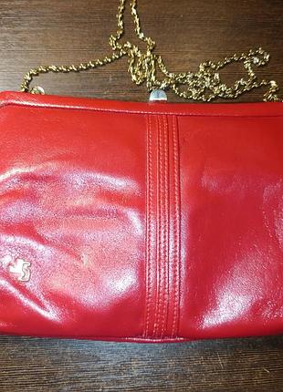 Новая кожаная красная сумочка.