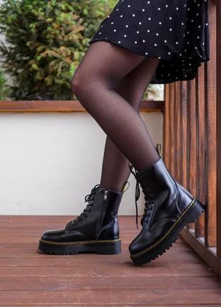 Зимние ботинки dr. martens на платформе в черном цвете5 фото