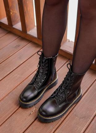 Зимние ботинки dr. martens на платформе в черном цвете1 фото