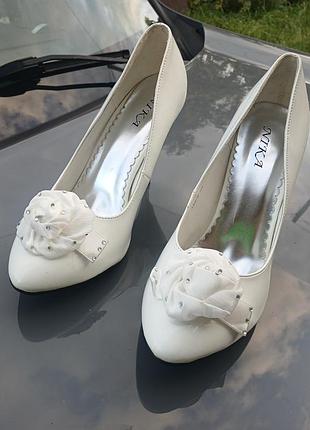 Туфли свадебные на каблуке с цветком стразы 39