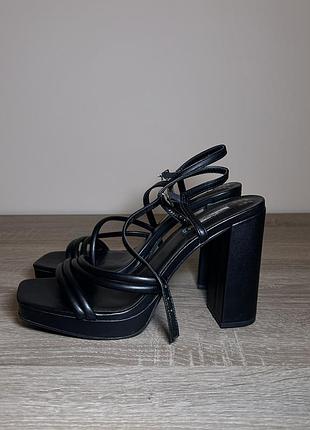 Босоніжки на платформі чорні