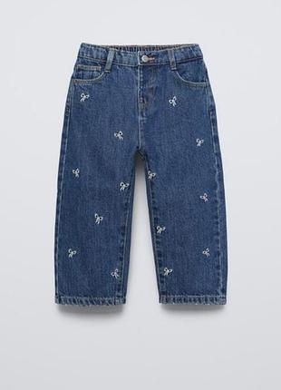 Джинсы с вышитыми бантами zara