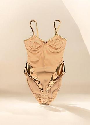 Жіноче боді з бежевої атласної тканини із золотими вставками