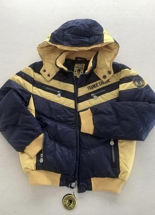 Стильна куртка на пуху. італія