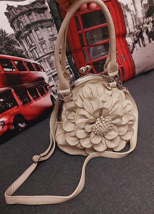 Сумочка на фермуаре с цветком