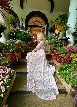 Сукня зі шлейфом