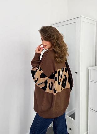 Жіночий светр оверсайз подовжений шоколад з леопардовим принтом