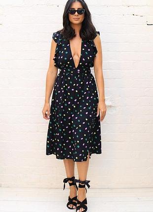 Новое платье с глубоким декольте