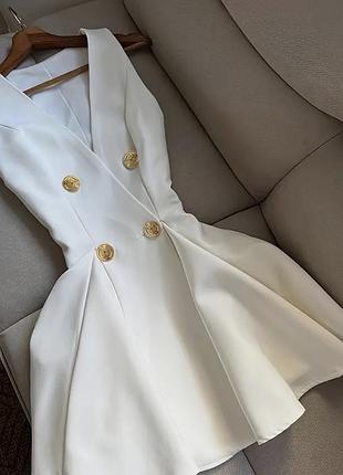 Біла пишна сукня з золотою фурнітурою