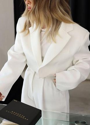 Стильний білий піджак з акцентними плечами