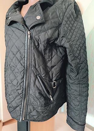 Черная стеганая куртка косуха