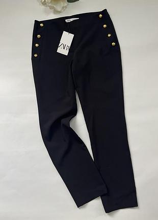 Стильні чорні брючні штани zara з декоративними ґудзиками. не облягають ,ідуть як брюки не лосіни! нові !
