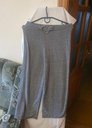 Трикотажные широкие укороченные брюки натуральные,как бриджи кюлоты не плотные 85см длина,поб 31см,низ калошвы 28см,по талии 36,но растягивается до 46