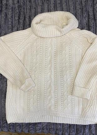 Светр з обʼємним коміром