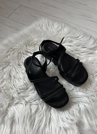 Стильні босоніжки на платформі