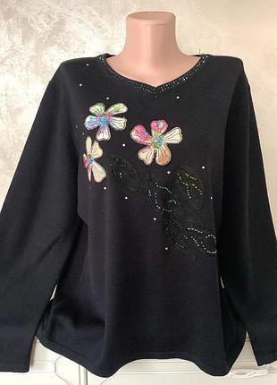 Вовняний светр з вишивкою