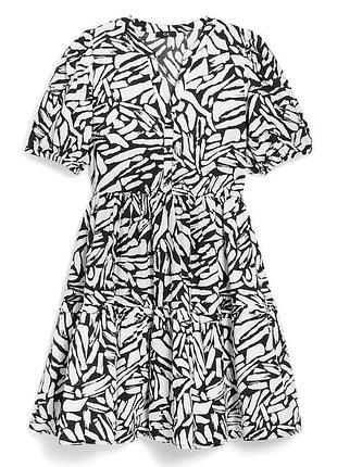 Платье белое черная принт короткая