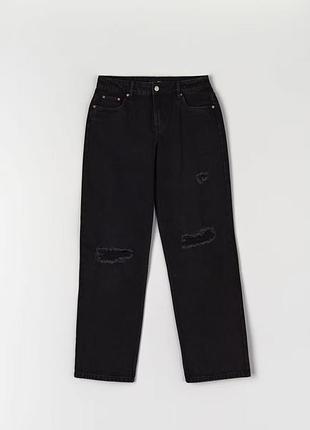 Прямые черные джинсы с порванным эффектом от sinsay