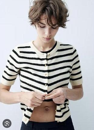 Жіночий кардиган у смужку