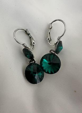 Стильні сережки смарагдового кольору