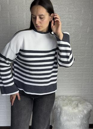 Жіночий светр в смужку