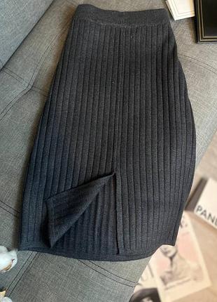 Тепла кашемірова спідниця з розрізом на нозі