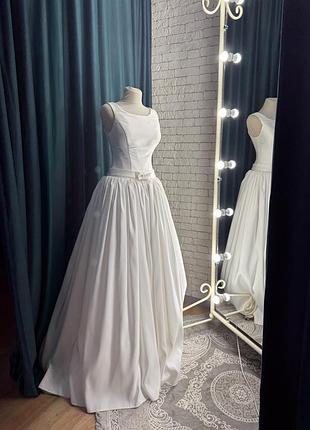 Весільна довга сукня