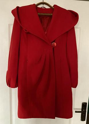 Гарне жіноче пальто з капюшоном. по переду і на рукавах драпірування.на ґудзику і кнопках. 64% вовна. стан нового. розмір 36/s/44 38/m/46.