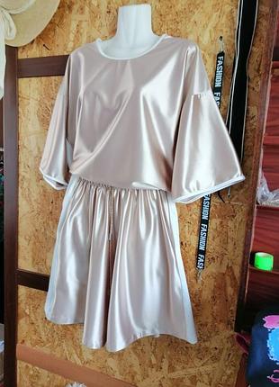 Летний классный эффектный костюм атлас шорты высокая посадка бермуды широкие с карманами и шнуровкой со стразами и футболка оверсайз