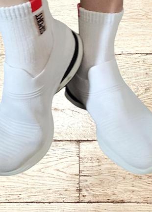 Стильні кросівки у відмінному стані