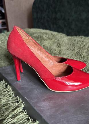 Туфлі човники на шпильці