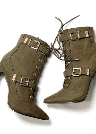 Крутезні жіночі чобітки на шпильках