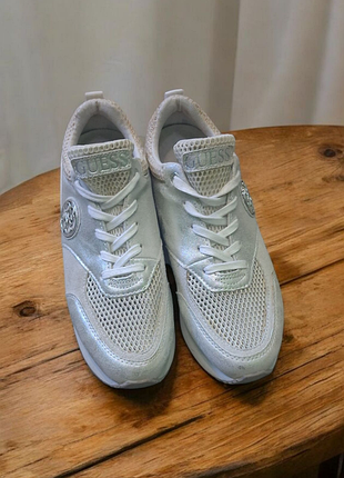 Кроссовки guess