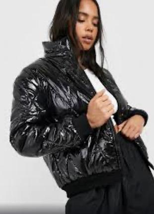 Чорна блискуча демісезонна куртка boohoo