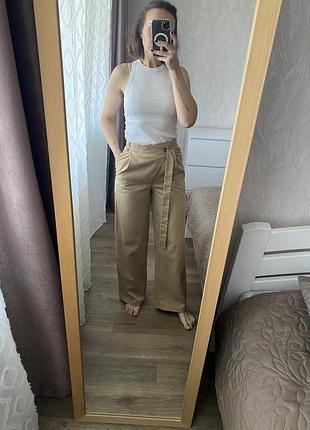 Брюки з цікавим акцентом