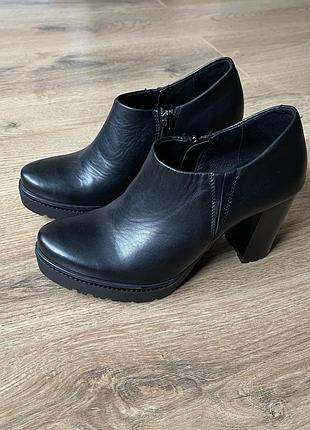 Черевики шкіряні.