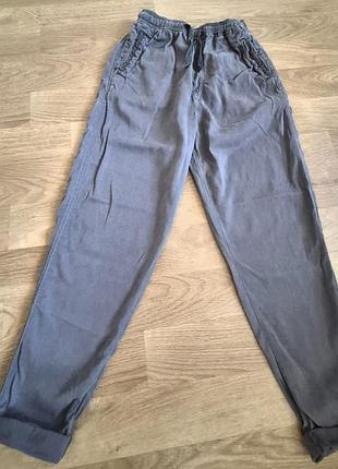 Легкие джинс брюки..стан идеальный 1 раз одела.цвет серый меланж.
