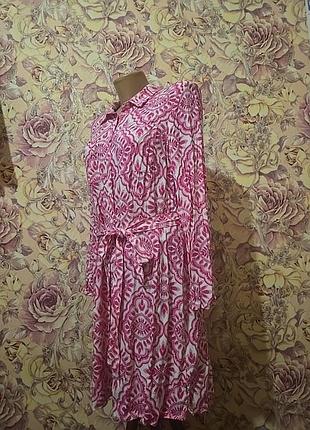 Рожево-біла сукня з поясом