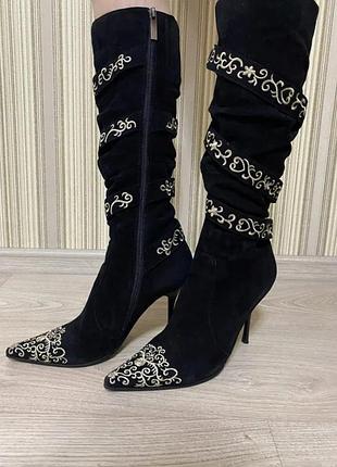 Стильні демезизаційні чоботи на підборах