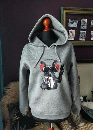 Стильное брендовое утепленное худи с ярким принтом