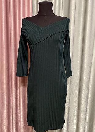 Платье с открытыми плечами
