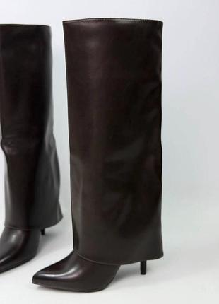 Чоботи гетри з вузьким носком на високих стійких каблуках шоколадні коричневі осінь весна демі з флісом