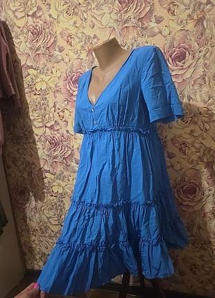 Яскраво-синя сукня
