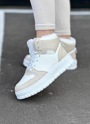 Кроссовки женские зимние прессованные кожа новые в наличии.