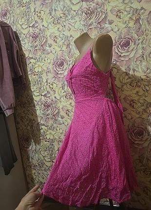 Ярко-розовое платье из прошвы с обнаженной спинкой