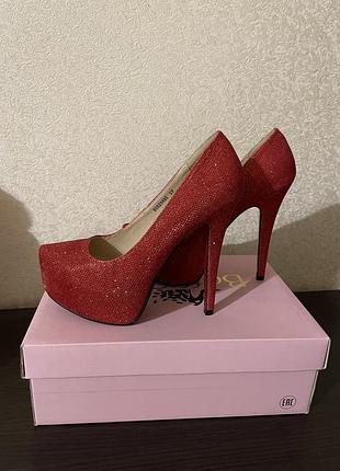 Червоні блискучі туфлі 37 р