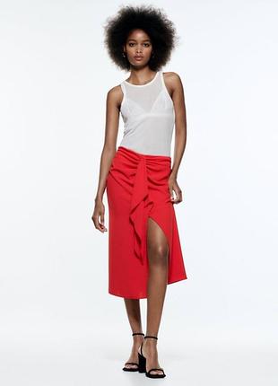 Zara миди юбка красного цвета с разрезом и оборками