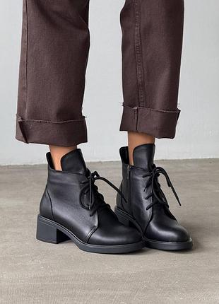 Классические черные кожаные демисезонные ботинки на шнуровке и широком каблуке